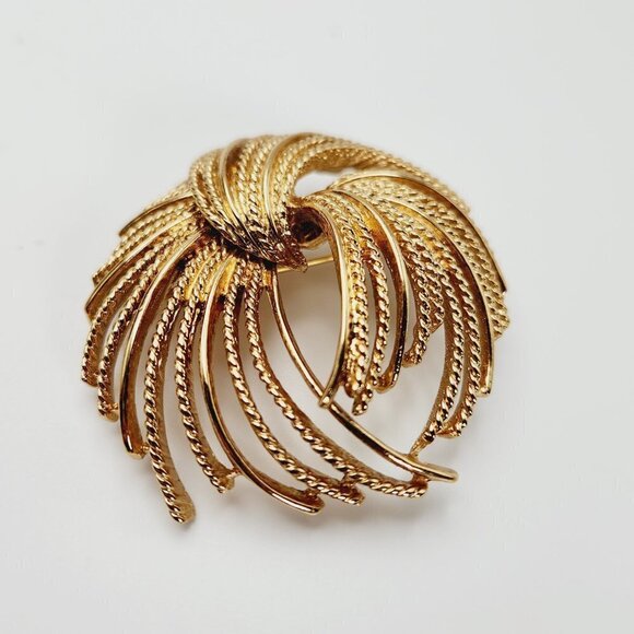 Vintage Monet Shooting Fireworks Floral Burst Textured Round 3D Brooch - Picture 3 of 6